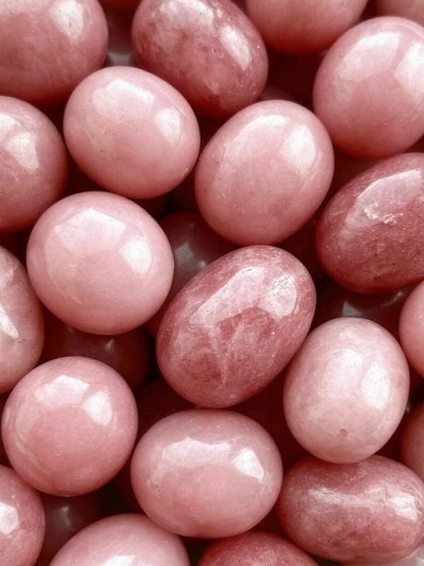 Камешки розовые много