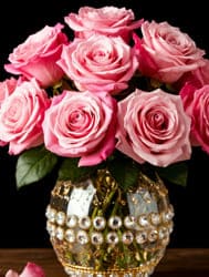 Роза в вазе